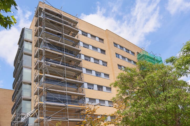 Permisos de rehabilitación para un edificio en Barcelona